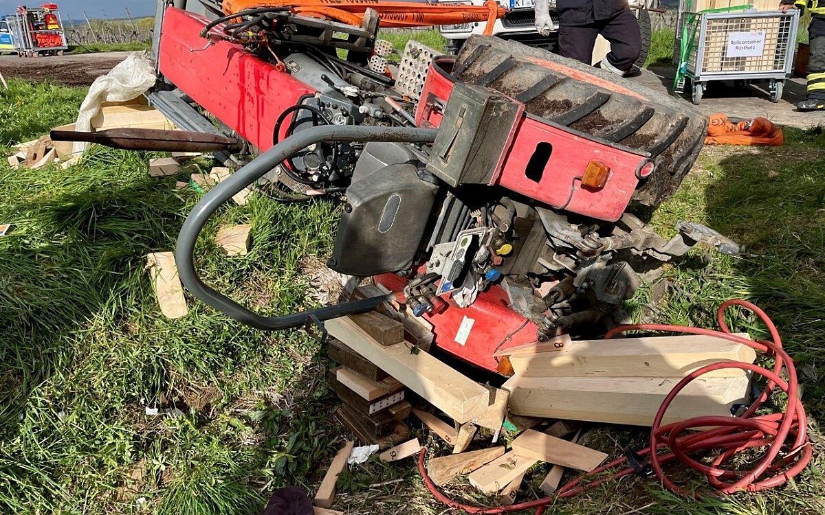 Der umgestürzte Bulldog bei Volkach Der umgestürzte Bulldog bei Volkach