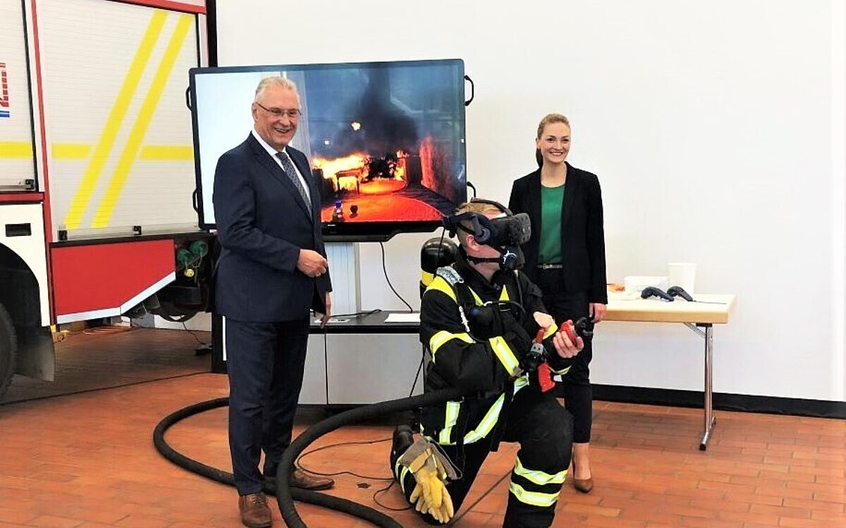 Joachim Herrmann und Judith Gerlach testen VR-Technik in Feuerwehrschule Würzburg Joachim Herrmann und Judith Gerlach testen VR-Technik in Feuerwehrschule Würzburg