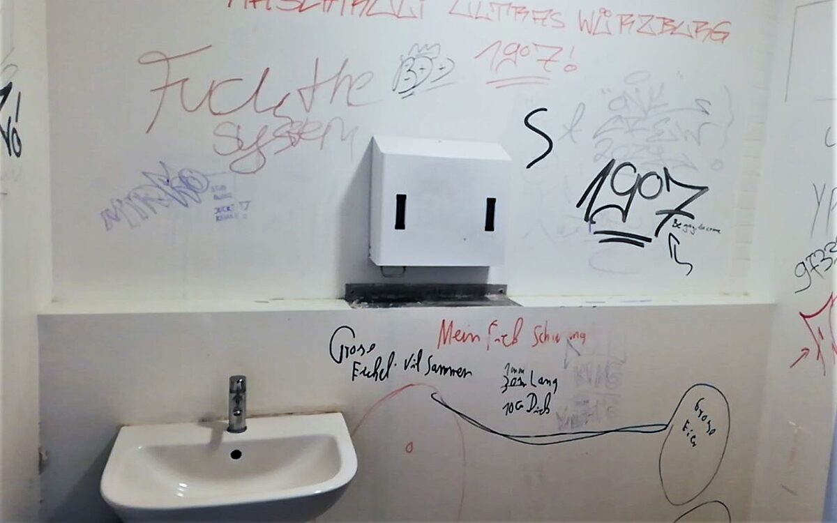 Vandalismus Bahnhof-WC Kitzingen Vandalismus Bahnhof-WC Kitzingen