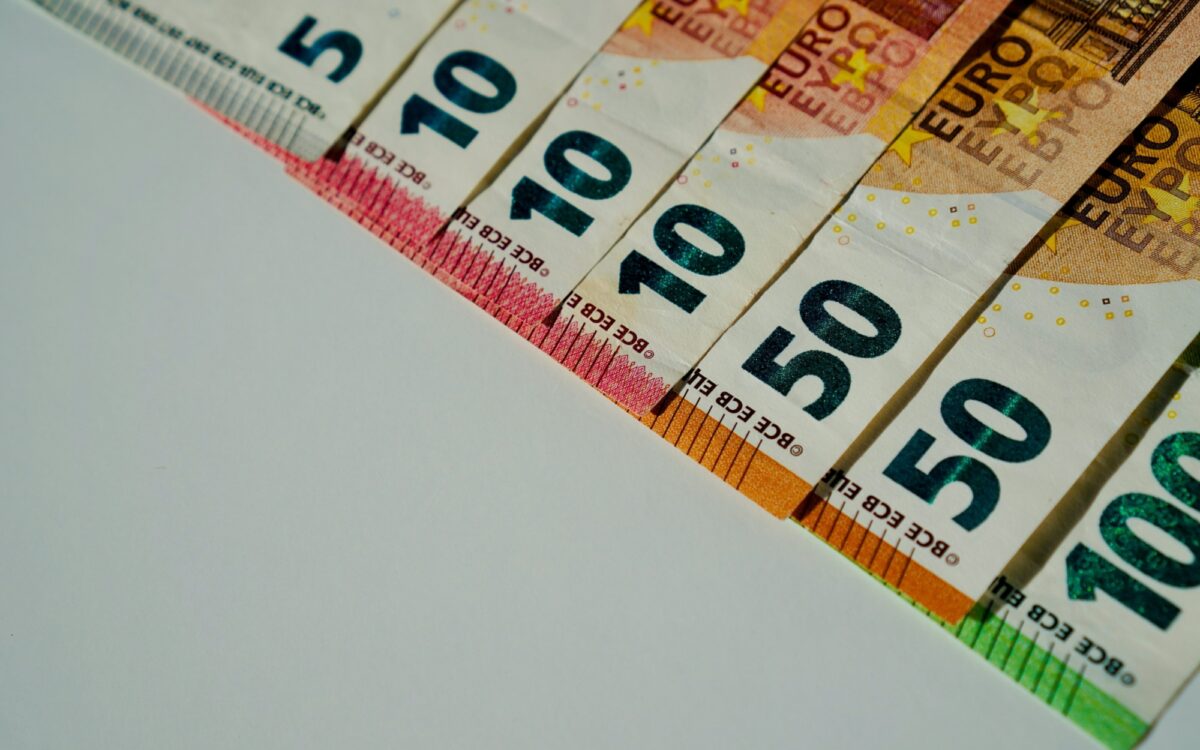 Verschiedene Geldscheine nebeneinander