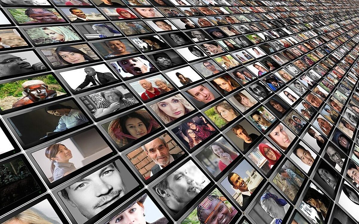 Verschiedene Gesichter als Querschnitt der Bevölkerung Verschiedene Gesichter als Querschnitt der Bevölkerung