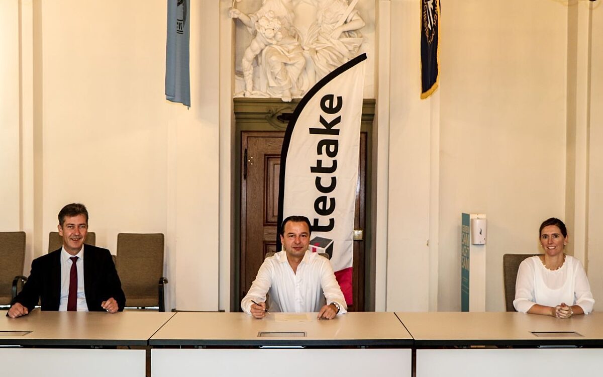 Vertragsunterzeichnung tectake Arena Vertragsunterzeichnung tectake Arena