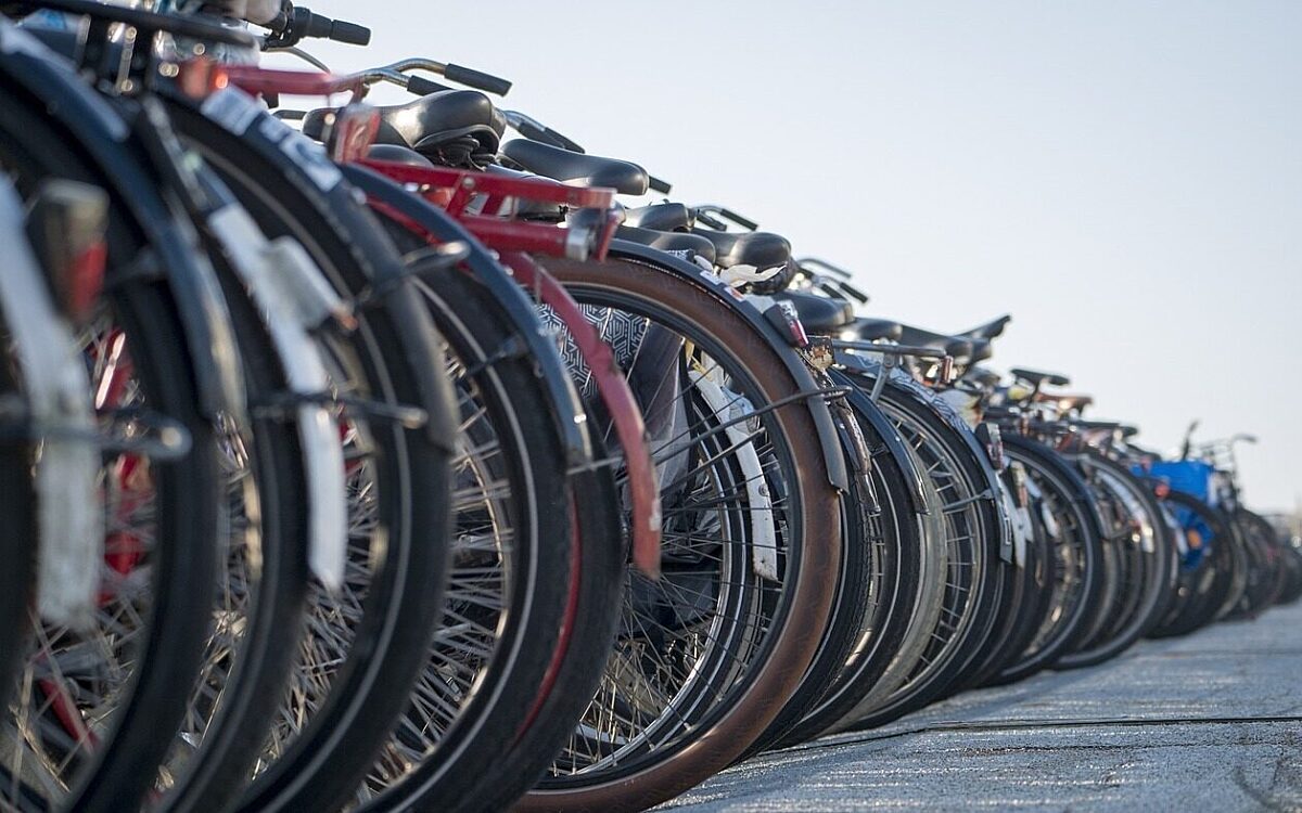Viele Fahrräder stehen in einer Reihe