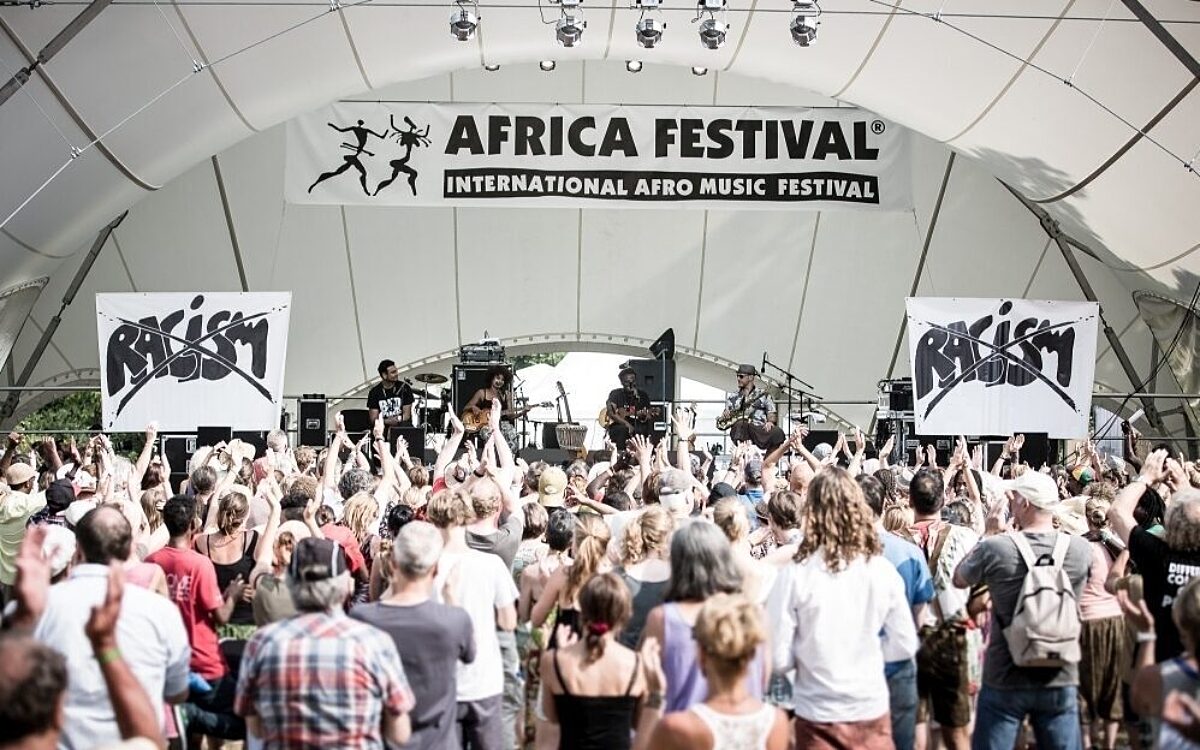 Viele Menschen vor einer Buehne beim Africa Festival Viele Menschen vor einer Buehne beim Africa Festival