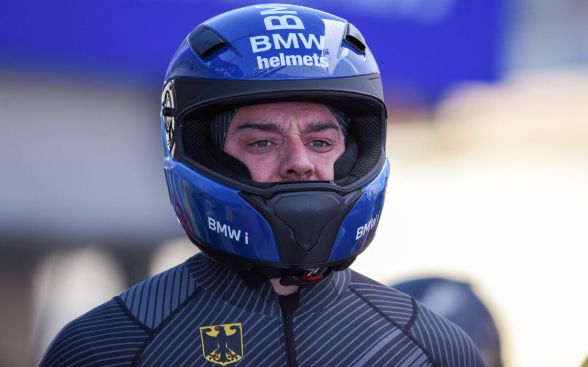 Viererbob Olympia 2022 Christian Rasp mit Helm Viererbob Olympia 2022 Christian Rasp mit Helm