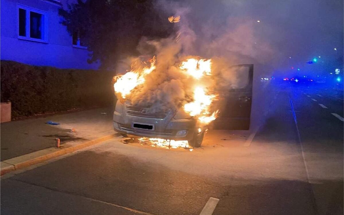 W Ue Auto brennt W Ue Auto brennt