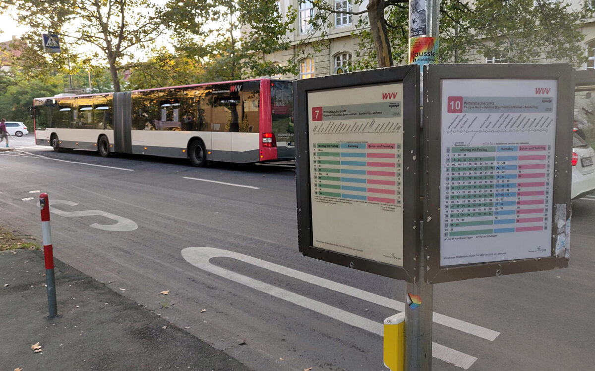 WVV Bus mit einer Tafel mit den Abfahrtszeiten für Linie 7 und 10 WVV Bus mit einer Tafel mit den Abfahrtszeiten für Linie 7 und 10