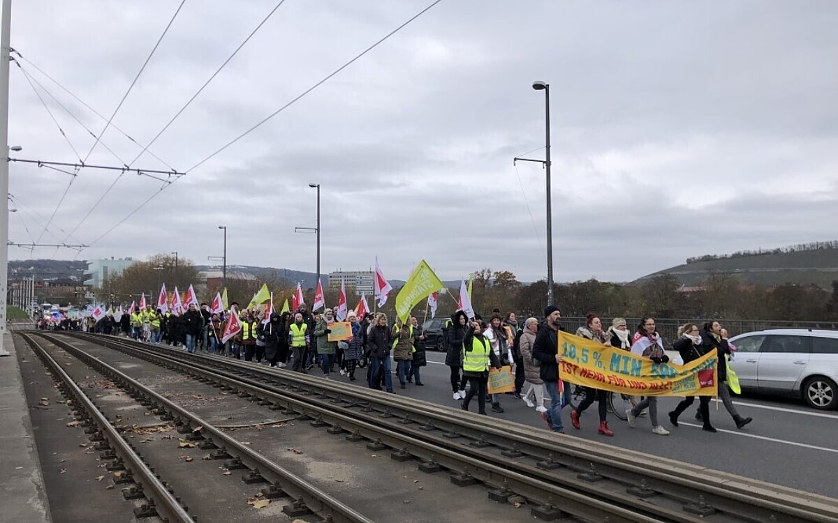 Warnstreik Verdi am Uniklinikum Demozug Foto Funkhaus Wuerzburg Warnstreik Verdi am Uniklinikum Demozug Foto Funkhaus Wuerzburg