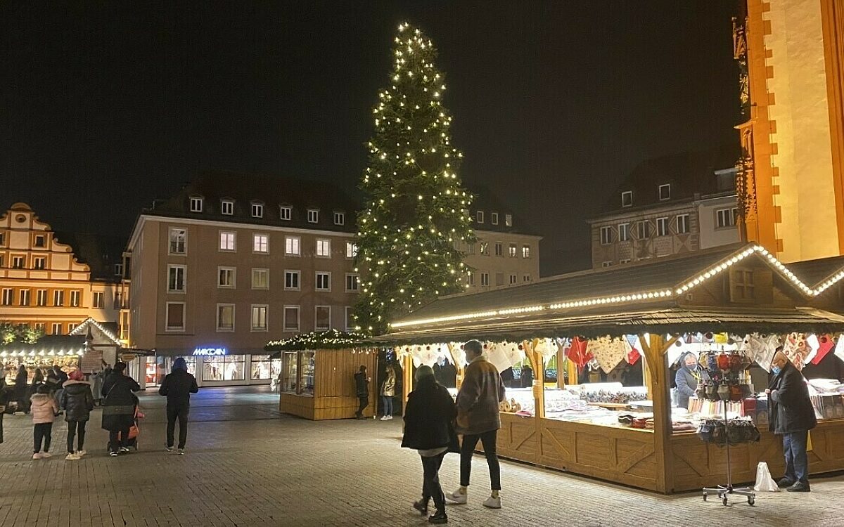 Der Weihnachtsmarkt auf dem Würzburger Marktplatz Der Weihnachtsmarkt auf dem Würzburger Marktplatz