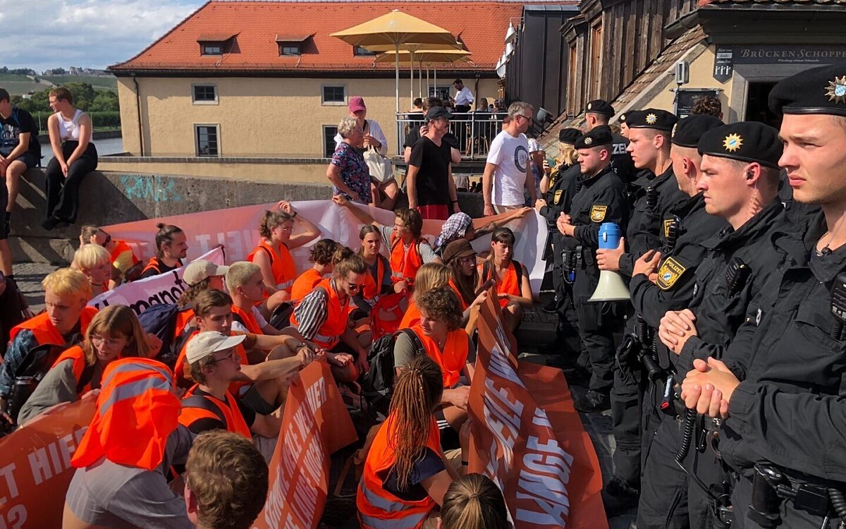 Der Protest der Letzten Generation auf der Alten Mainbrücke Der Protest der Letzten Generation auf der Alten Mainbrücke