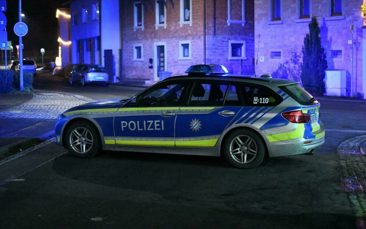 Polizeiauto Straßensperre Nachts Gemünden (Benedict Rottmann) Polizeiauto Straßensperre Nachts Gemünden (Benedict Rottmann)
