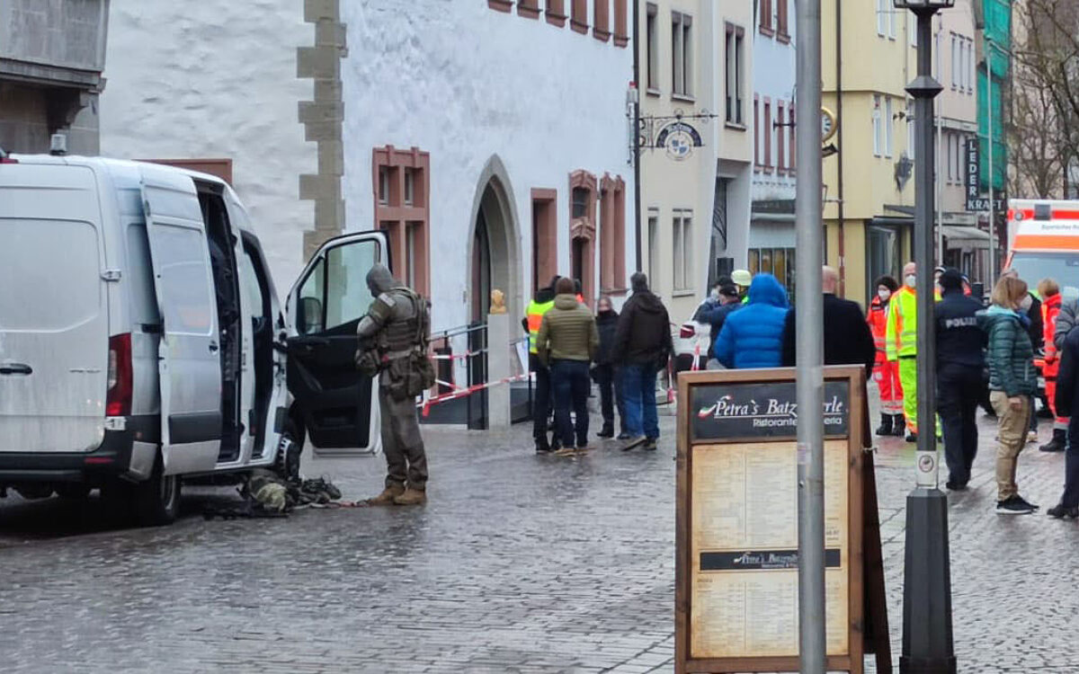 Die Polizei in der Karlstadter Innenstadt nach Beendigung der Bedrohungslage am 8.2.2022 Die Polizei in der Karlstadter Innenstadt nach Beendigung der Bedrohungslage am 8.2.2022