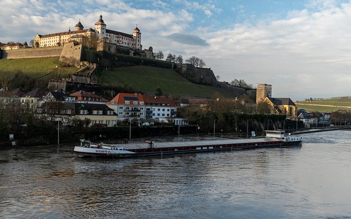 Frachtschiff auf dem Main befreit Frachtschiff auf dem Main befreit