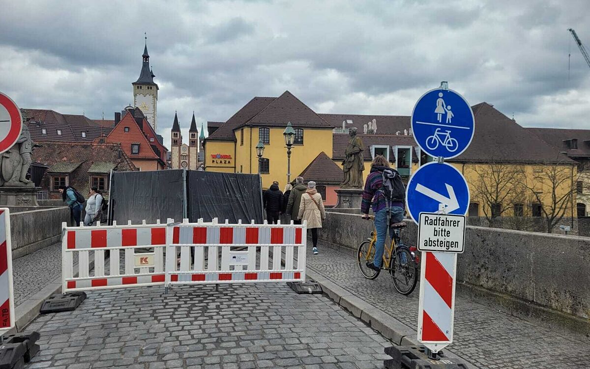 Bauarbeiten auf der alten Mainbrücke Bauarbeiten auf der alten Mainbrücke