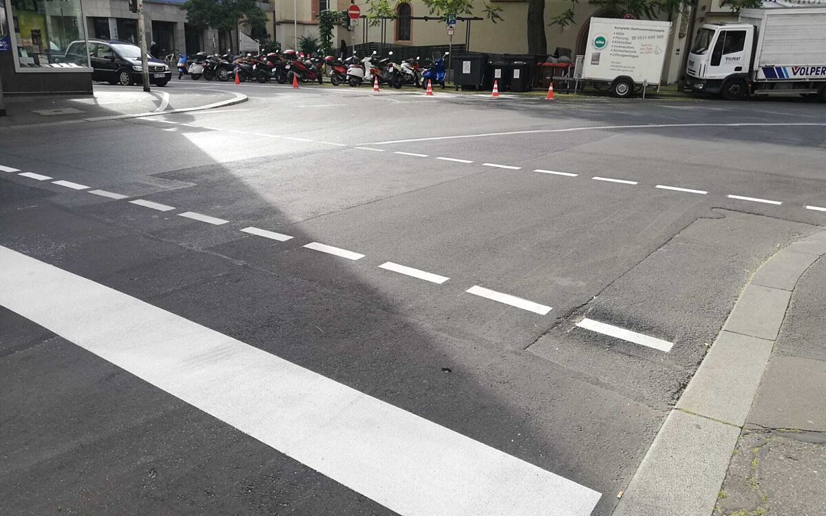 Neue Markierungen in der Semmelstraße/Textorstraße Neue Markierungen in der Semmelstraße/Textorstraße