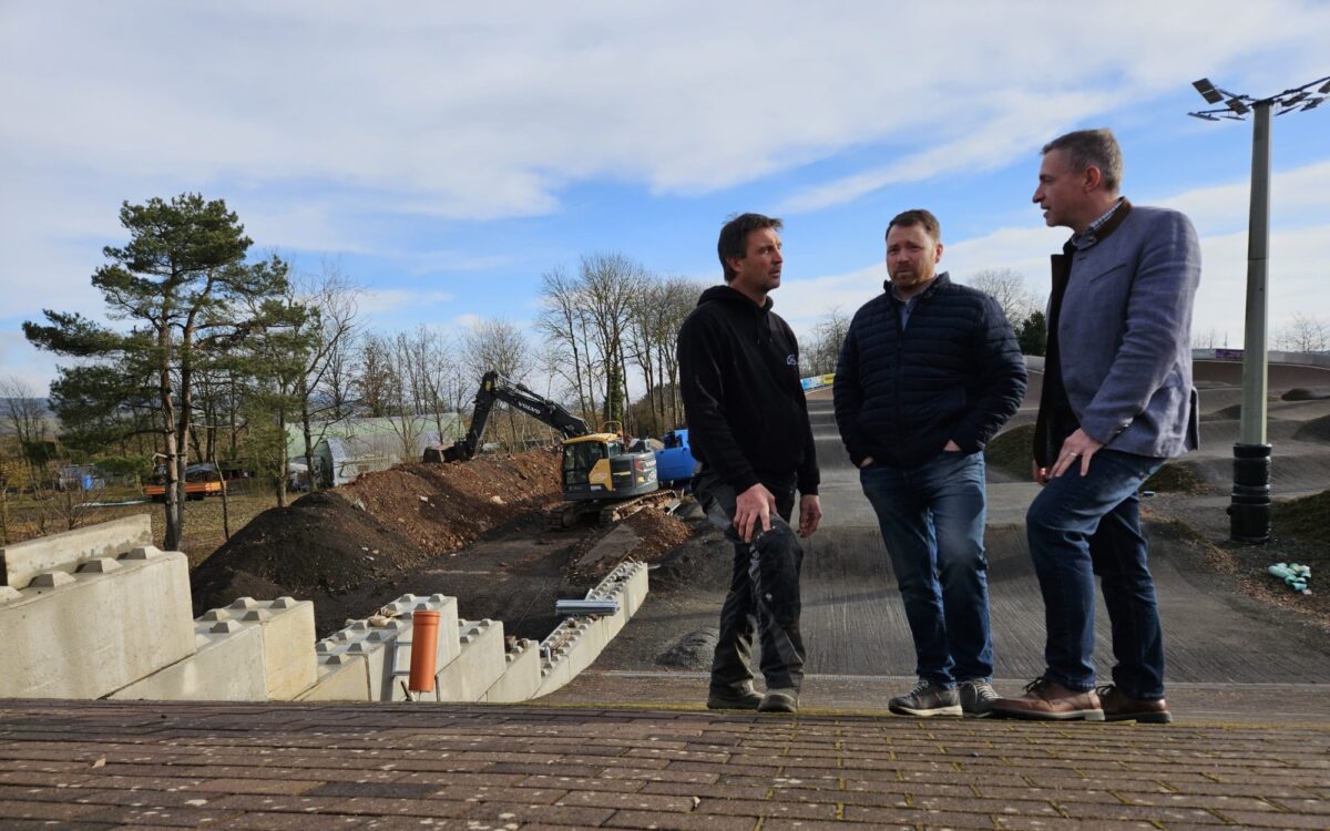 Drei Männer stehen vor der Baustelle an der BMX-Bahn in Esselbach Drei Männer stehen vor der Baustelle an der BMX-Bahn in Esselbach