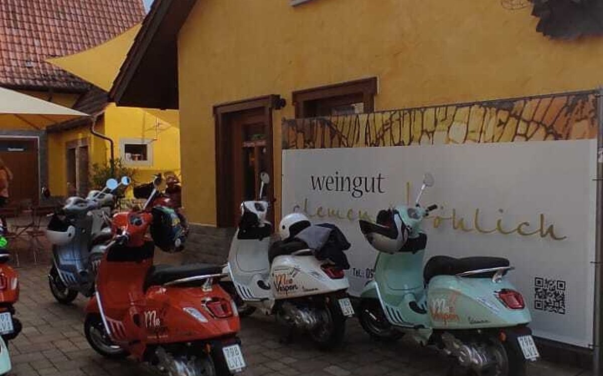 Mee-Vespen - Stopp beim Weingut Clemens Fröhlich Mee-Vespen - Stopp beim Weingut Clemens Fröhlich