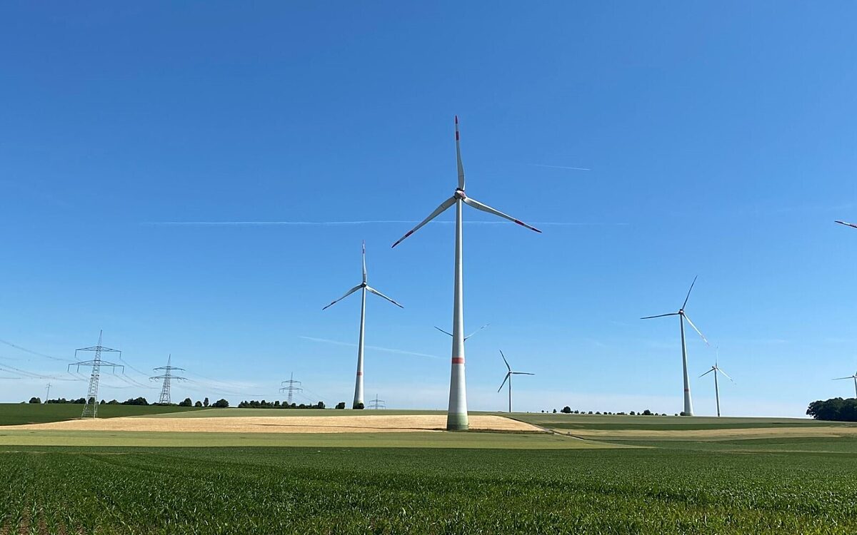Etliche Windräder auf einem Feld Etliche Windräder auf einem Feld