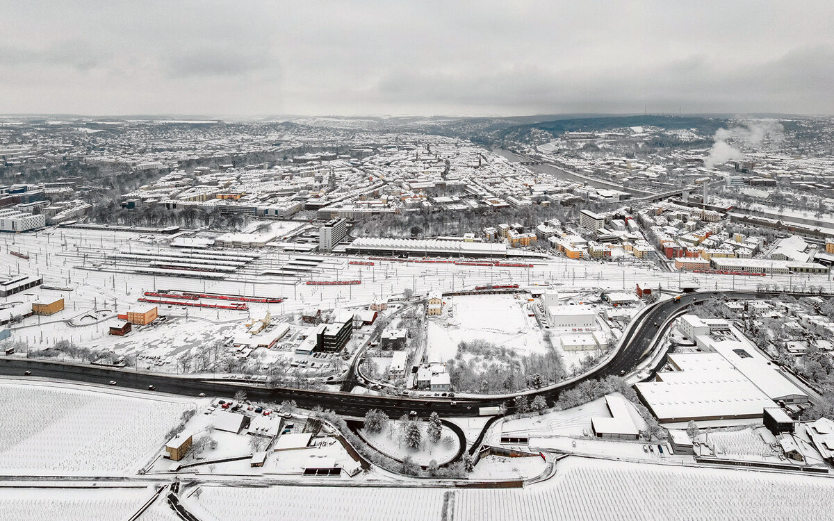 Winter Schnee Wuerzburg - Funkhaus Würzburg Der Winter mit viel Schnee auf den Weinbergen und Dächern von Würzburg