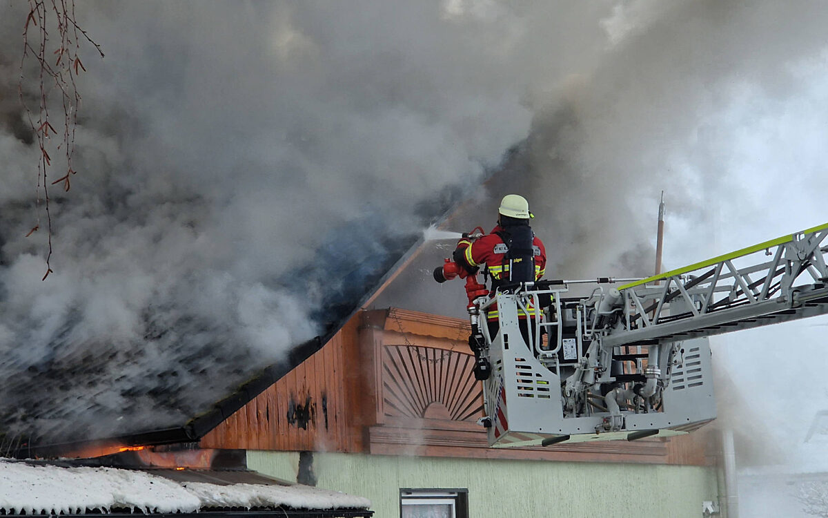 Wohnhausbrand Eckartshausen Tim Muetzel Feuerwehr Werneck Wohnhausbrand Eckartshausen Tim Muetzel Feuerwehr Werneck