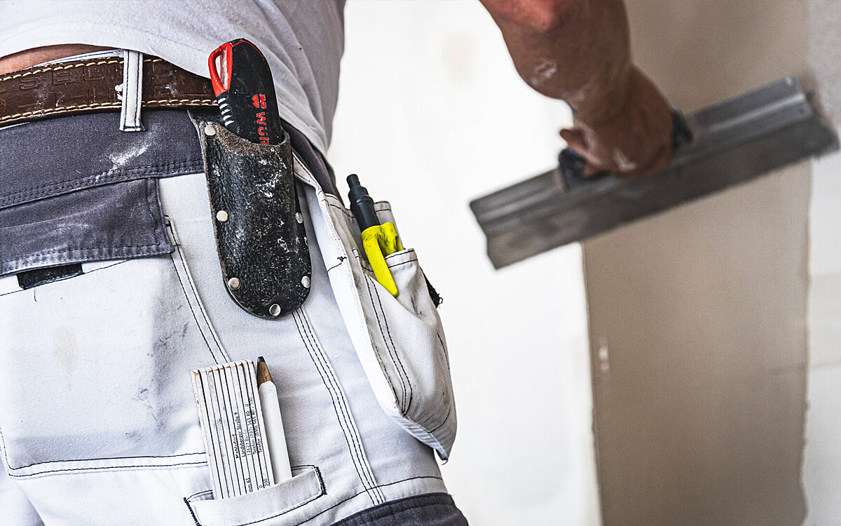 Ein Handwerker beim Wohnungsbau Ein Handwerker beim Wohnungsbau