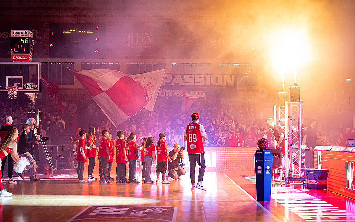 Wuerzburg Baskets Fans tectake Arena Einlaufen Wuerzburg Baskets Fans tectake Arena Einlaufen
