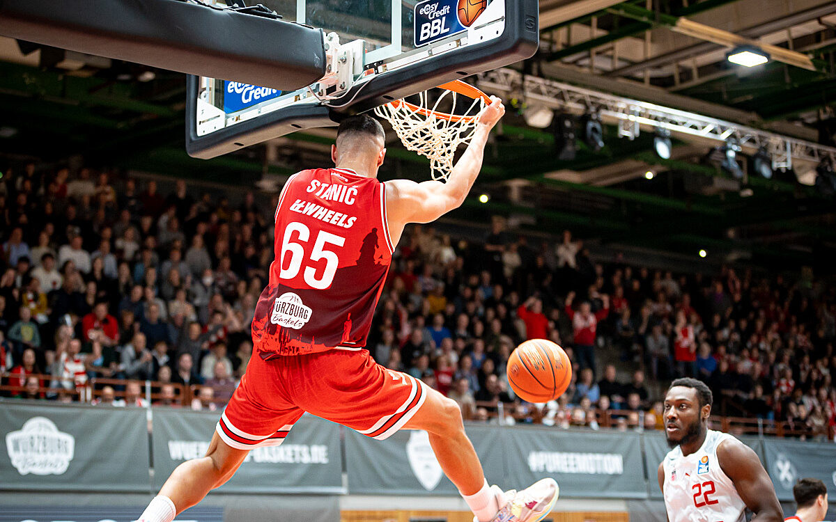 Würzburg Baskets Spieler Filip Stanic hängt am Korb Würzburg Baskets Spieler Filip Stanic hängt am Korb