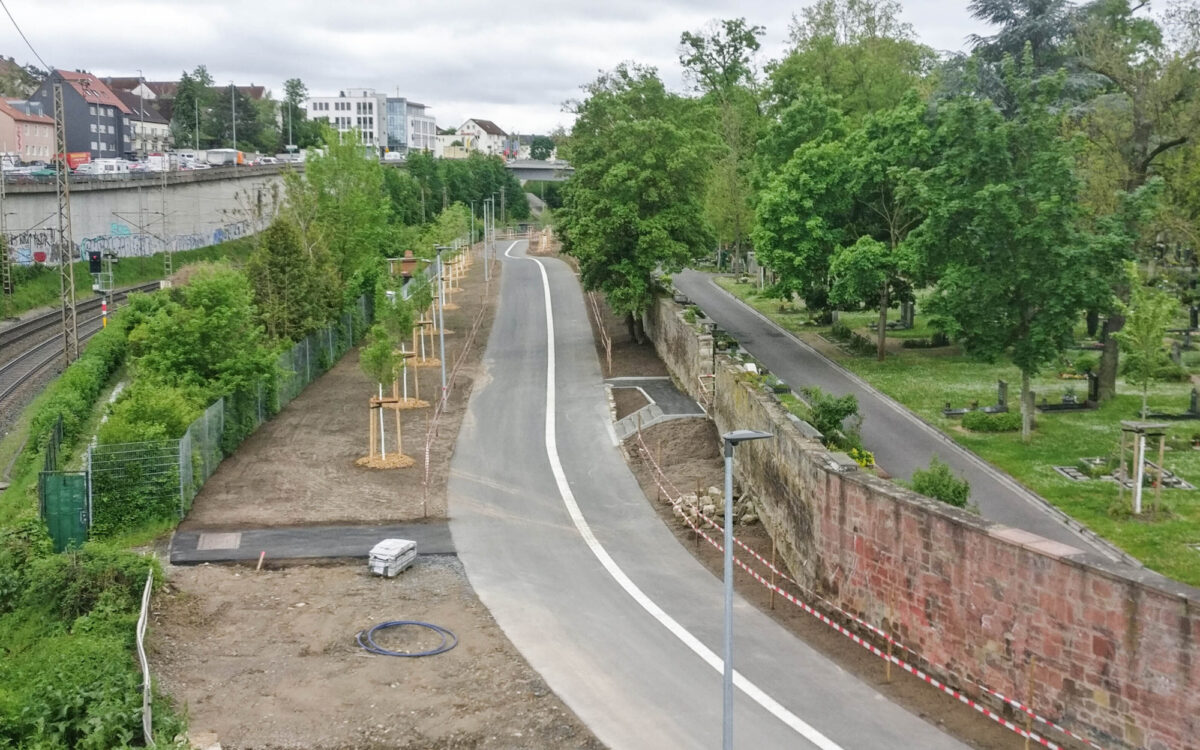 Der Fußgänger- und Fahrradweg in der Johann-Sperl-Straße in Würzburg Der Fußgänger- und Fahrradweg in der Johann-Sperl-Straße in Würzburg