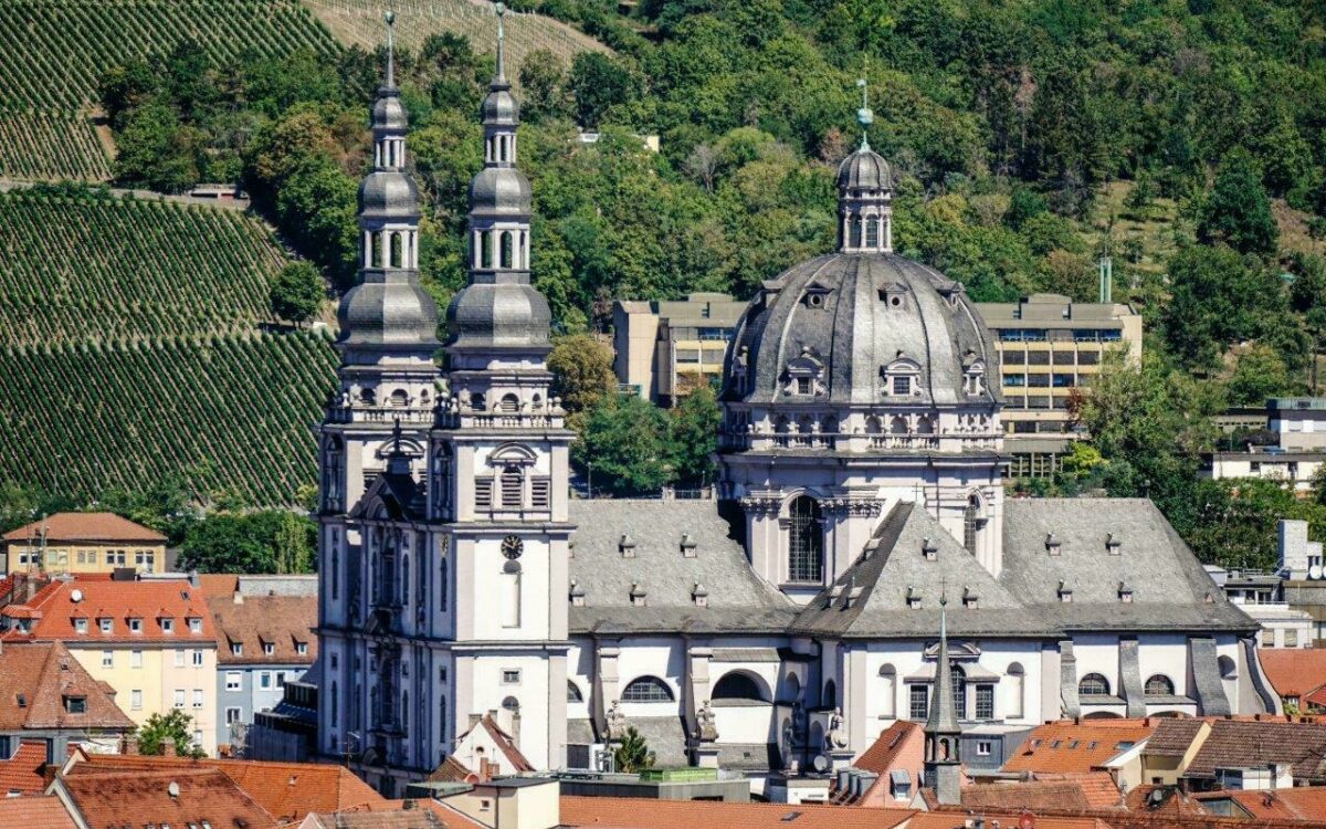 Die Kirche Stift Haug in Würzburg in der Fernansicht Die Kirche Stift Haug in Würzburg in der Fernansicht