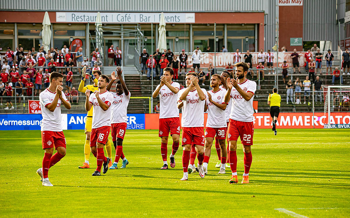 Wuerzburger Kickers 2022 23 klatschen vor den Fans Wuerzburger Kickers 2022 23 klatschen vor den Fans