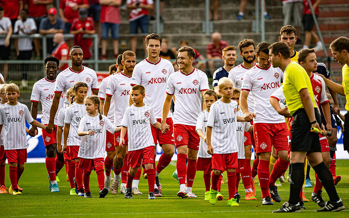 Wuerzburger Kickers 2022 23 laufen ins Stadion ein Wuerzburger Kickers 2022 23 laufen ins Stadion ein