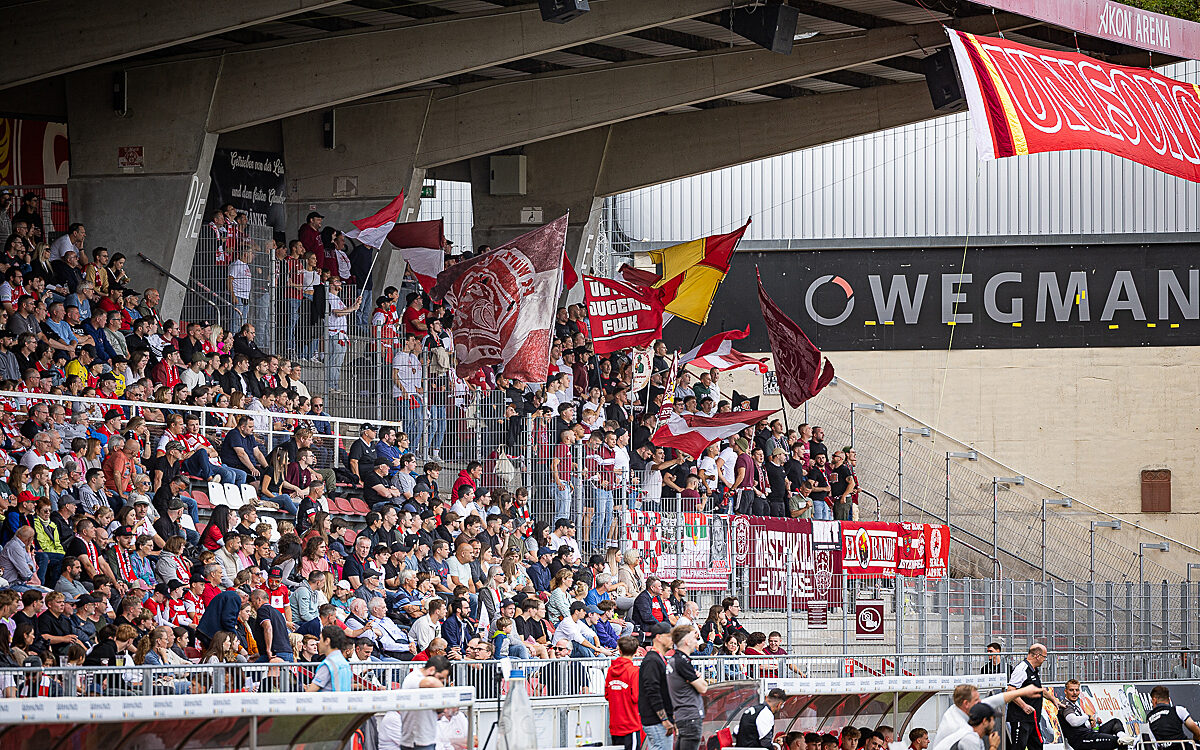 Wuerzburger Kickers Fans Heimspiel Haupttribuene