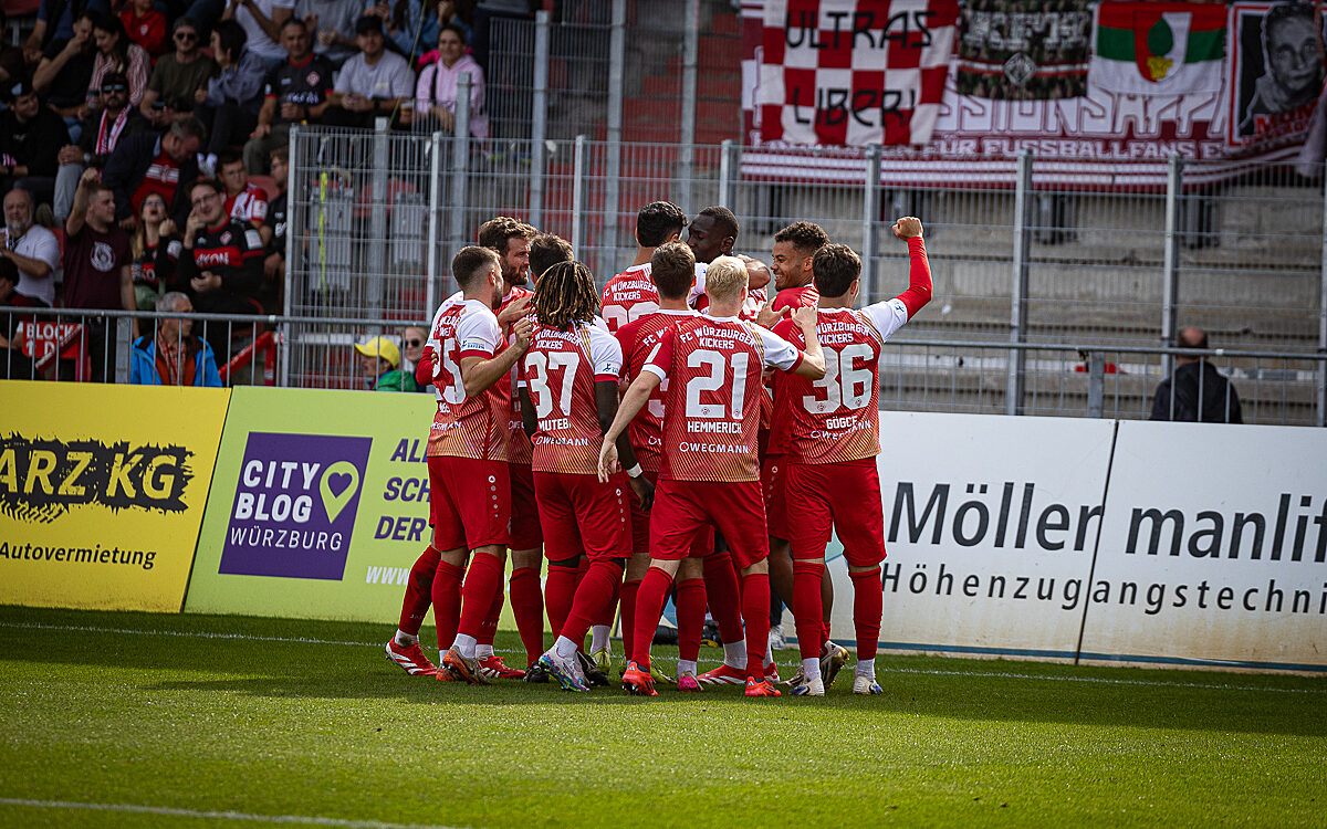 Wuerzburger Kickers Team Jubel nach Tor Wuerzburger Kickers Team Jubel nach Tor
