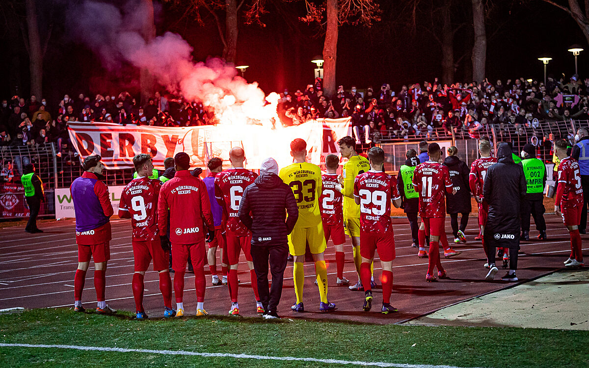 Wuerzburger Kickers Team feiert nach Derbysieg mit den Fans Wuerzburger Kickers Team feiert nach Derbysieg mit den Fans