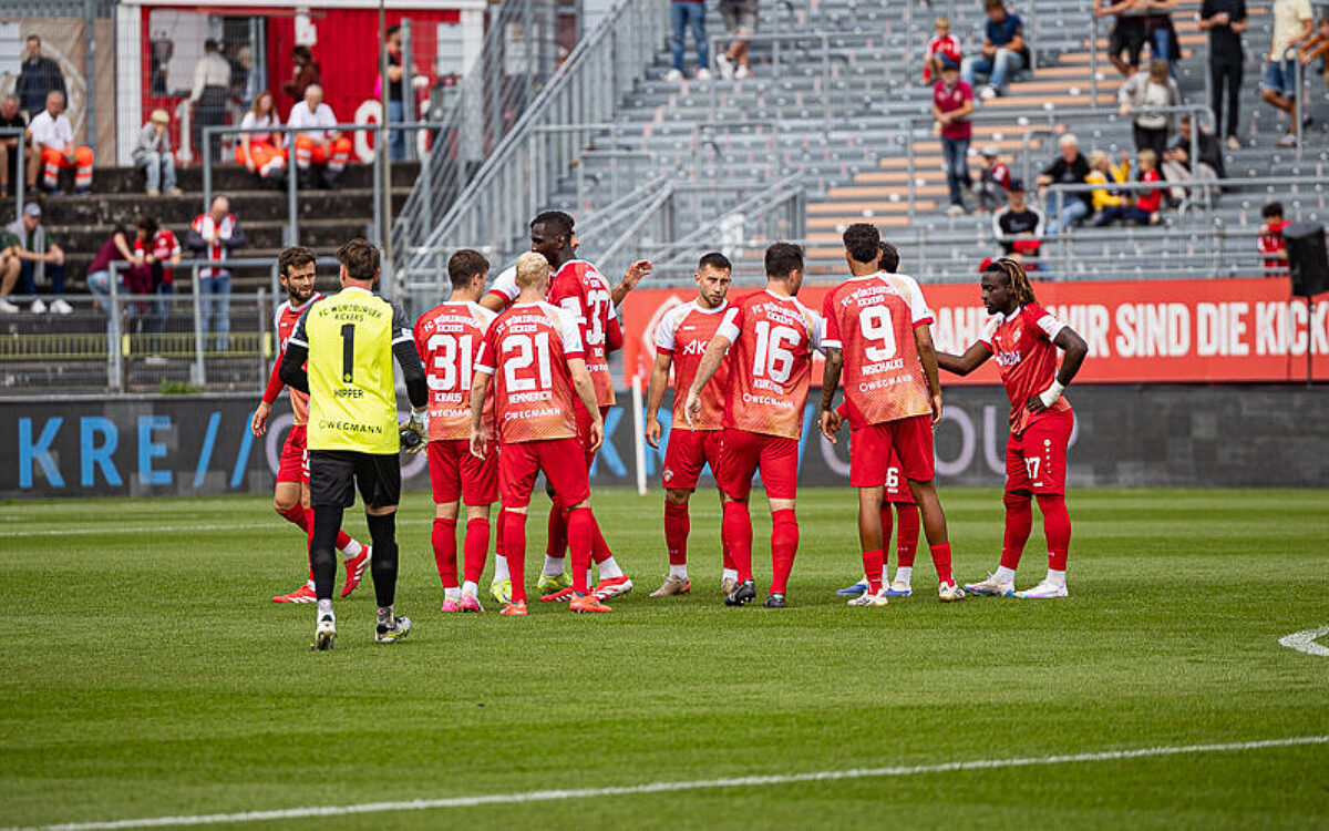 Wuerzburger Kickers Team vor dem Spiel 2025 26 Wuerzburger Kickers Team vor dem Spiel 2025 26