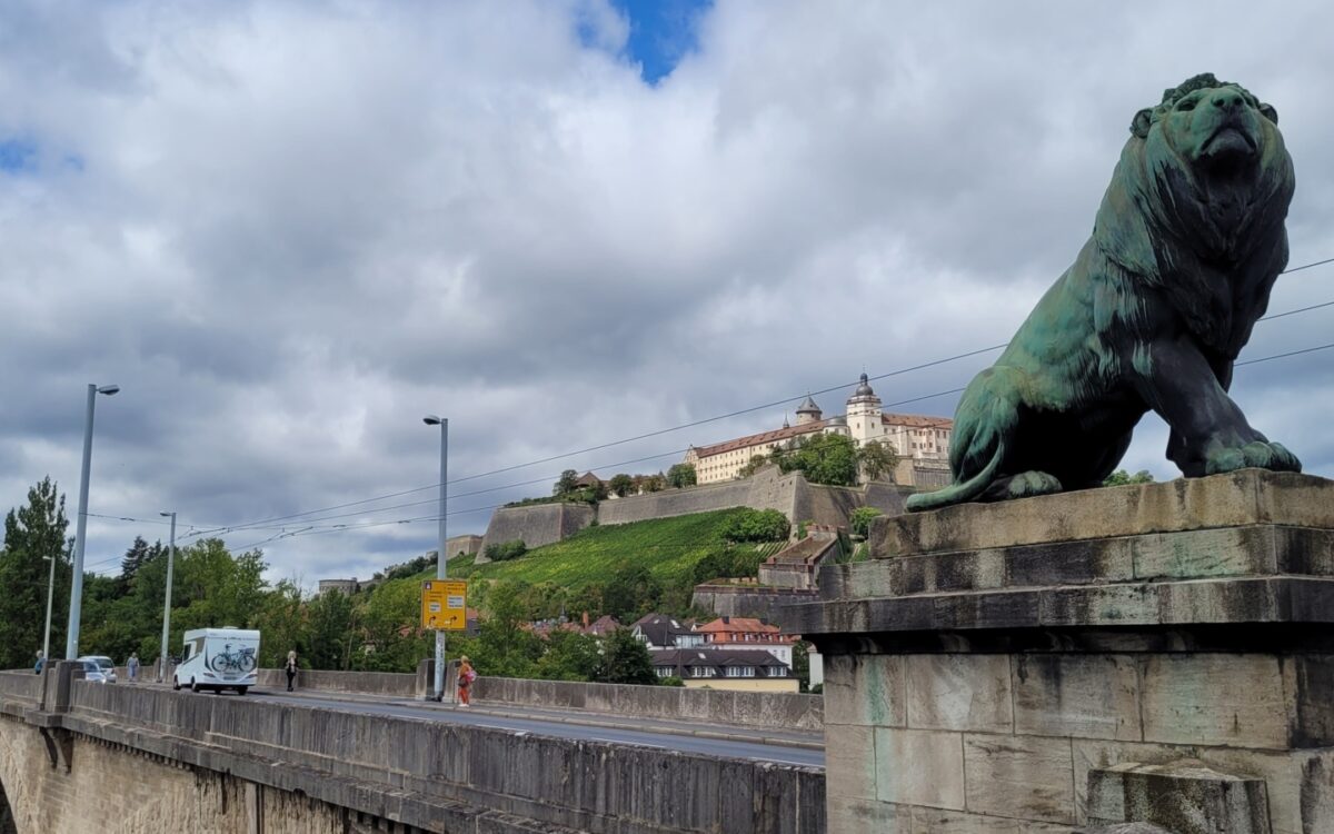 Würzburger Löwenbrücke Blick auf Festung