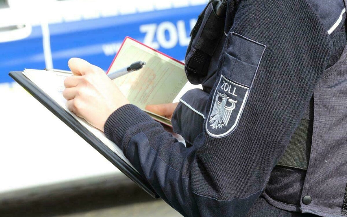 Ein Zollbeamter überprüft, ob Schwarzarbeit vorliegt Ein Zollbeamter überprüft, ob Schwarzarbeit vorliegt