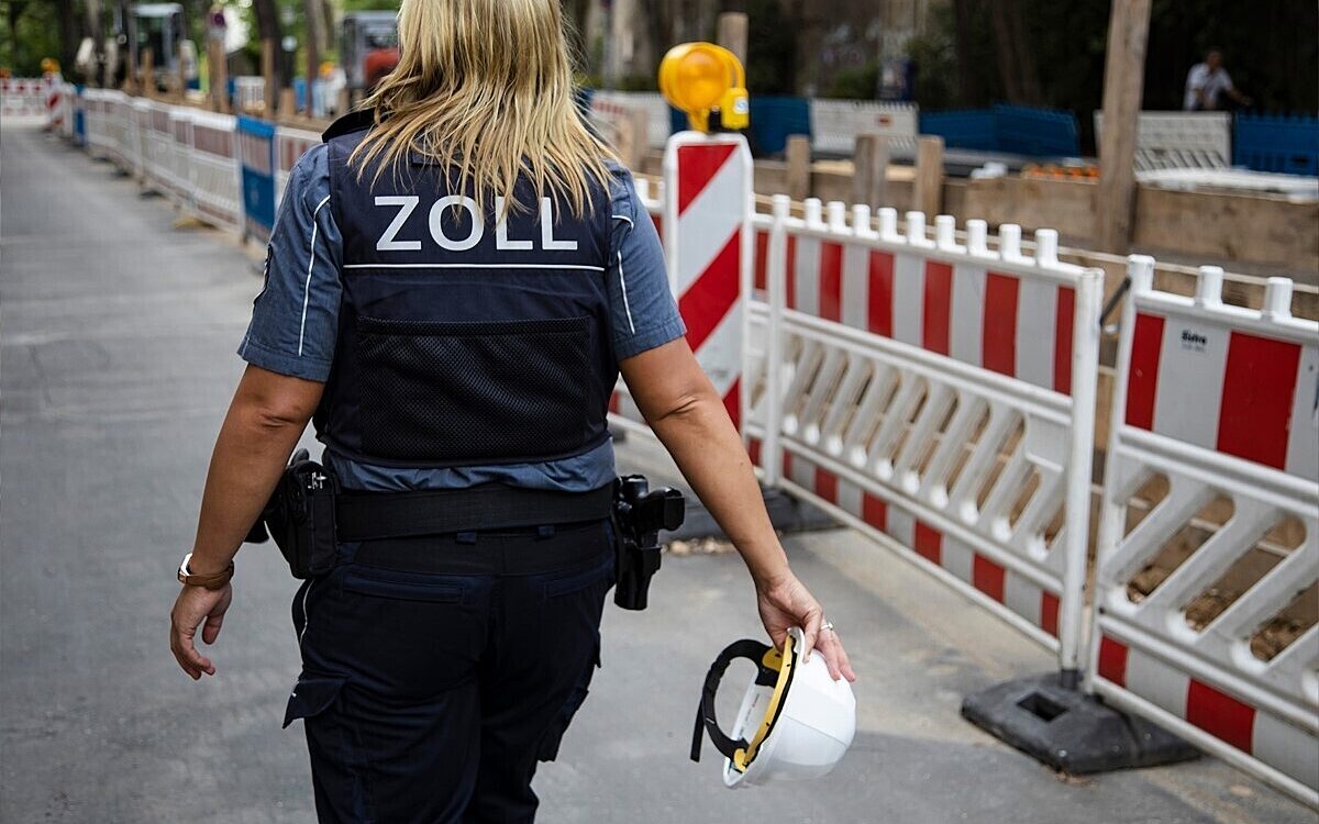 Zollbeamtin an einer Baustelle Foto IG BAU Tobias Seifert Zollbeamtin an einer Baustelle Foto IG BAU Tobias Seifert