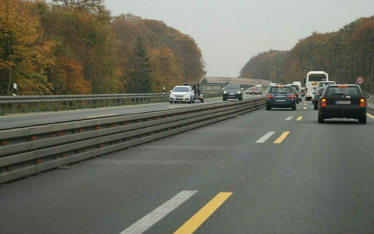 Die Verkehrsführung in einer Baustelle auf der Autobahn Die Verkehrsführung in einer Baustelle auf der Autobahn