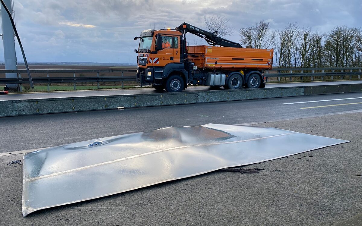 a7 schild liegt auf fahrbahn a7 schild liegt auf fahrbahn