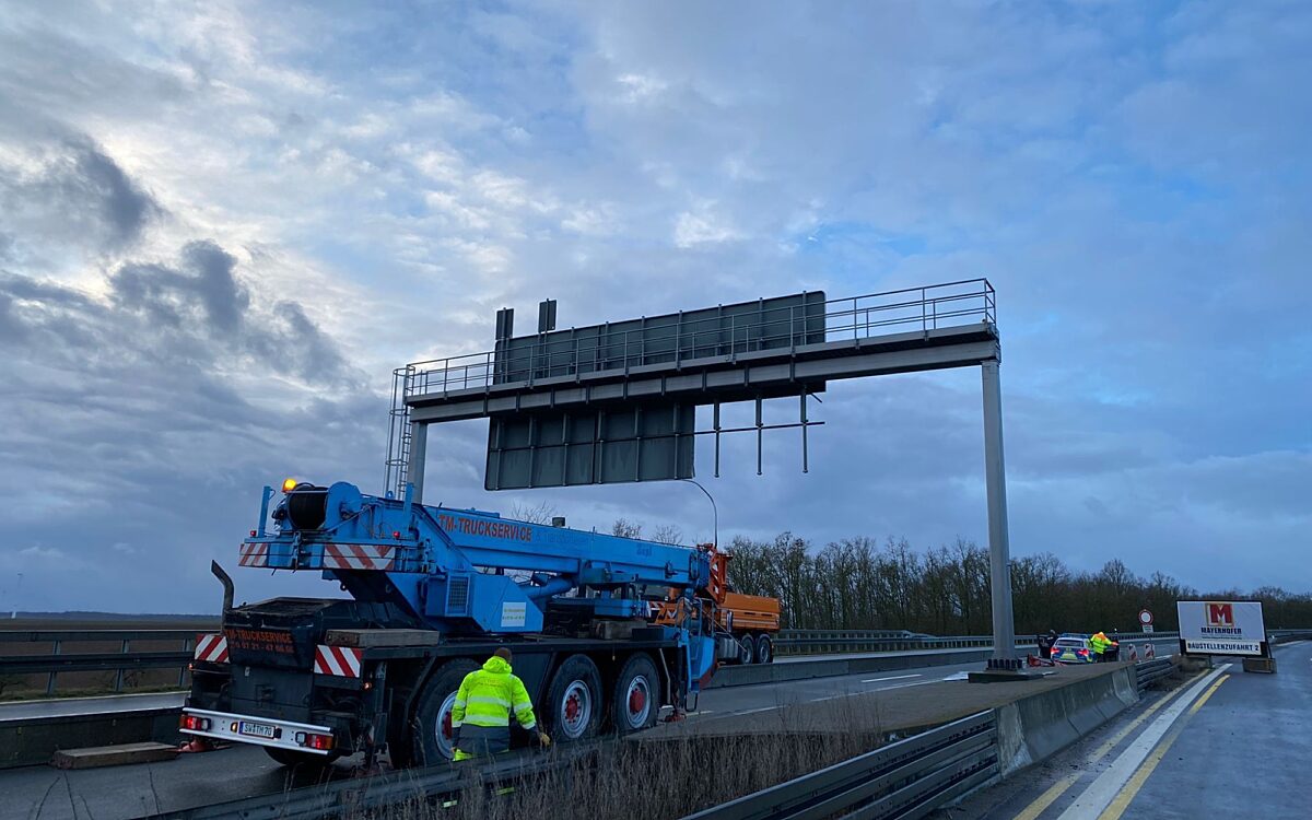 a7 schild stuerzt auf fahrbahn baufahrzeug a7 schild stuerzt auf fahrbahn baufahrzeug