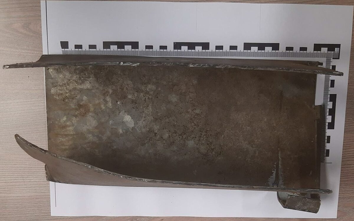 Diese Metallabdeckung wurde von Unbekannten auf die Bahngleise bei Geroldshausen gelegt Diese Metallabdeckung wurde von Unbekannten auf die Bahngleise bei Geroldshausen gelegt