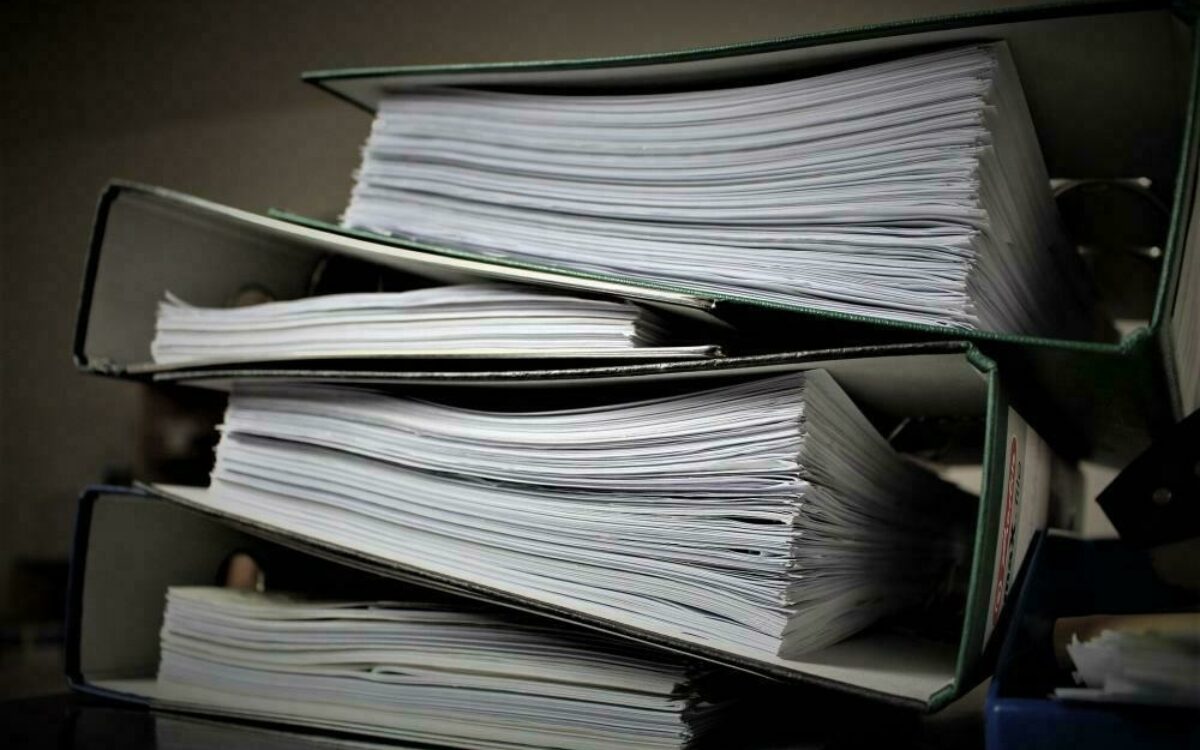 Akten mit Unterlagen sind übereinander gestapelt Akten mit Unterlagen sind übereinander gestapelt