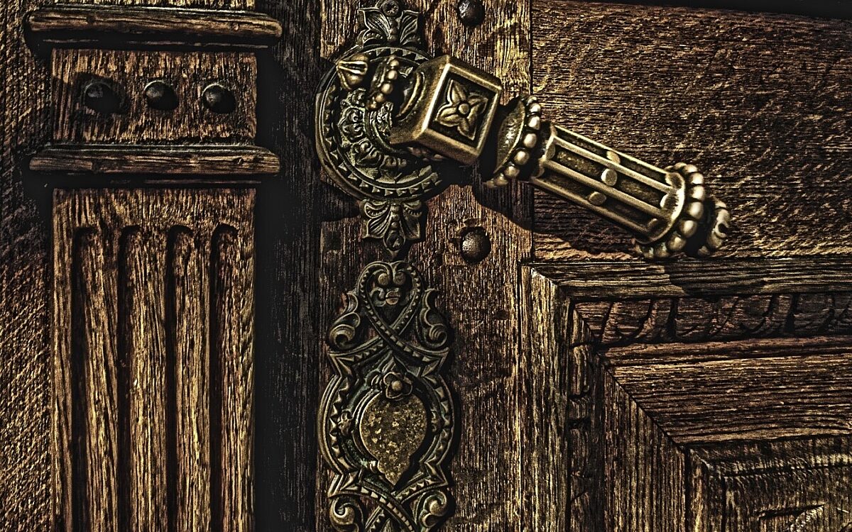 Eine alte Kirchentür in Großaufnahme Eine alte Kirchentür in Großaufnahme