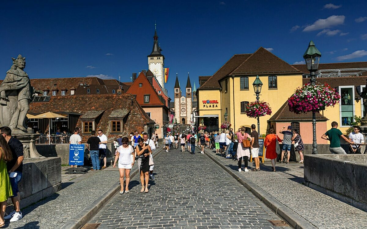 Alte Mainbruecke Würzburg mit Blick auf Dom und Whörl und Fußgänger Alte Mainbruecke Würzburg mit Blick auf Dom und Whörl und Fußgänger