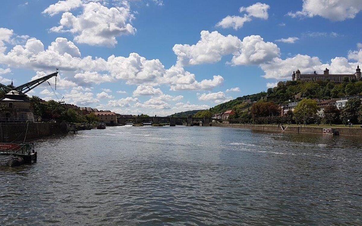Der Main mit Blick auf die Festung Marienberg und den Alten Kranen in Würzburg Der Main mit Blick auf die Festung Marienberg und den Alten Kranen in Würzburg