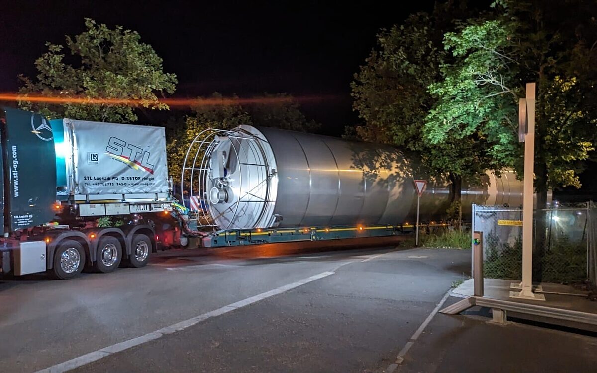 Der große 25 Meter lange Milchtank ist am Würzburger Milchwerk angeliefert worden Der große 25 Meter lange Milchtank ist am Würzburger Milchwerk angeliefert worden