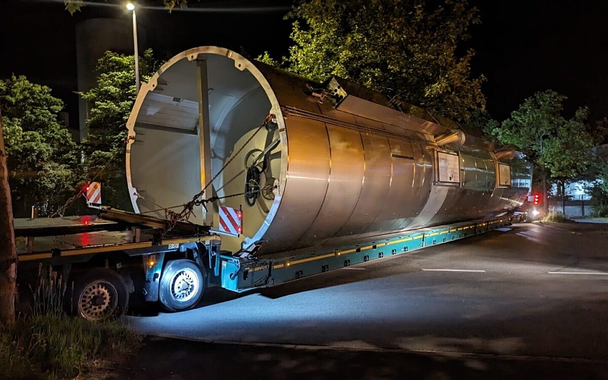 Der große 25 Meter lange Milchtank ist am Würzburger Milchwerk angeliefert worden Der große 25 Meter lange Milchtank ist am Würzburger Milchwerk angeliefert worden