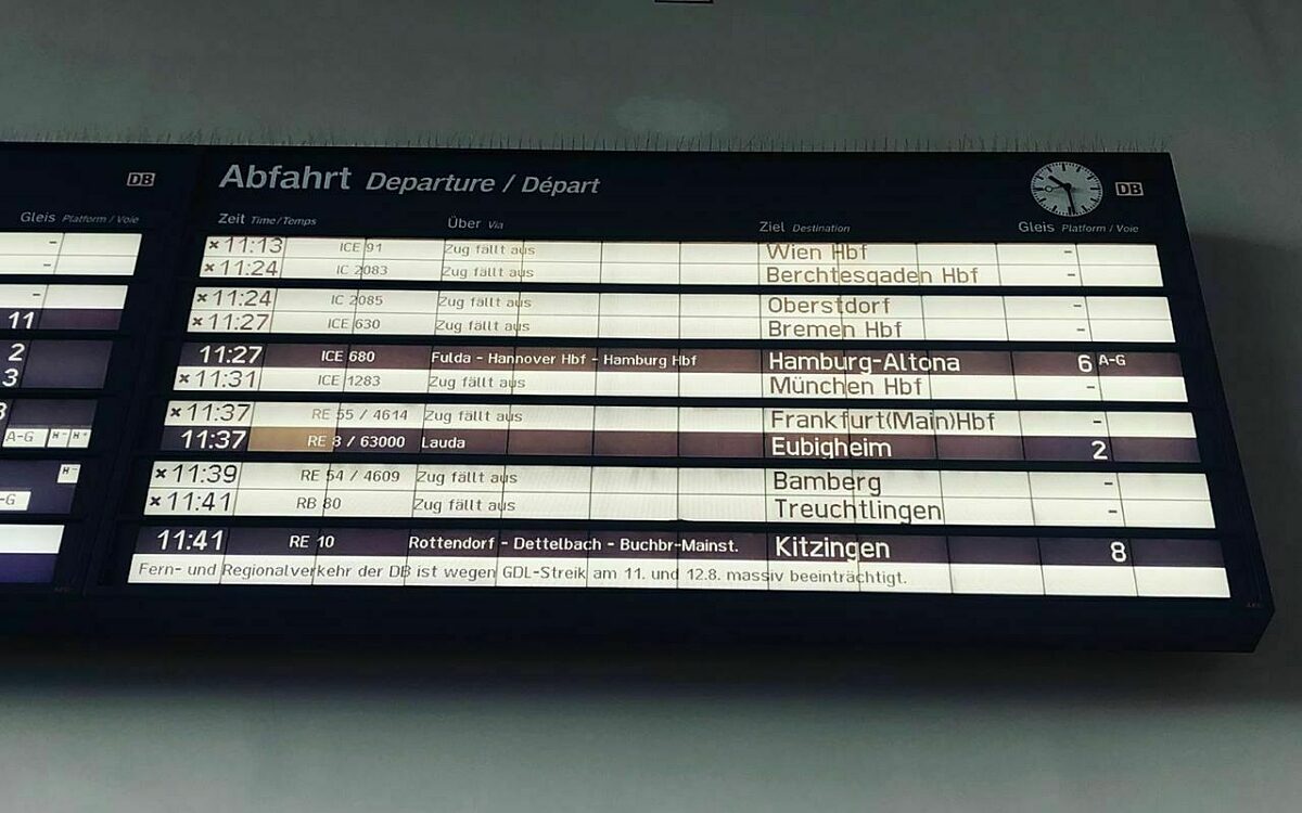 Die Anzeigetafel zeigt Zugausfälle an Die Anzeigetafel zeigt Zugausfälle an