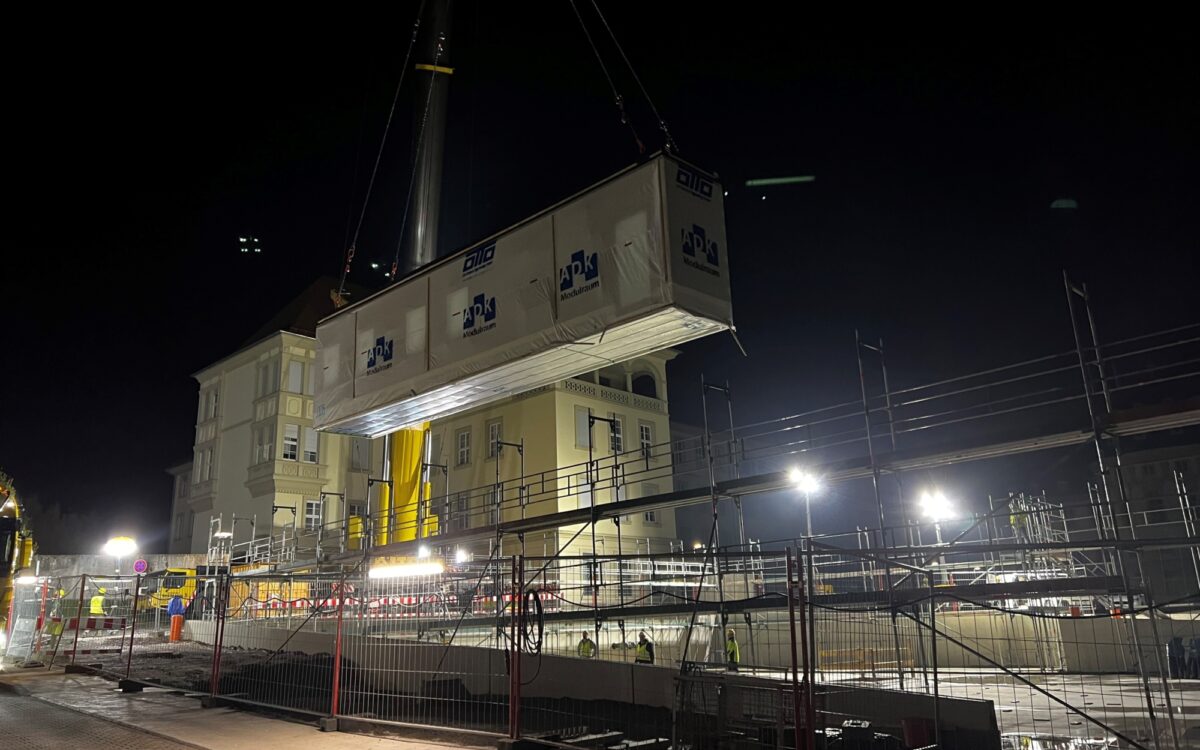 Ein Modul für die neue Apotheke am Uniklinikum wird eingehoben Ein Modul für die neue Apotheke am Uniklinikum wird eingehoben